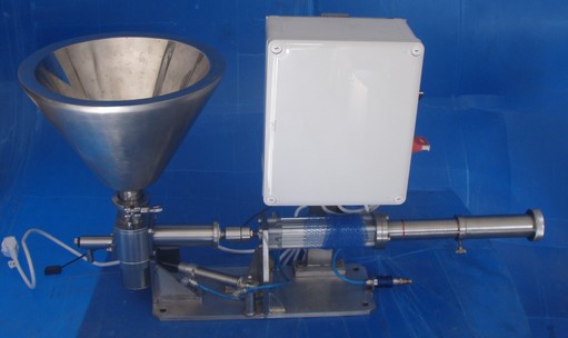 Dávkovač kapalin a past 10–100 ml